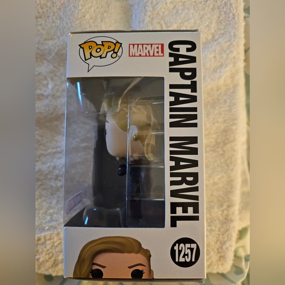 Captain Marvel Funko POP! 1257 - Picture 4 of 8